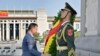 Perdana Menteri Kamboja Hun Manet meletakkan karangan bunga di Monumen Pahlawan Rakyat di Lapangan Tiananmen, Beijing, Kamis, 14 September 2023. (Yue Yuewei/Xinhua via AP)