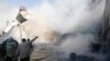 ARCHIVO: Los bomberos palestinos extinguen un incendio en el complejo de las Naciones Unidas después de ser alcanzado por fuego israelí en la ciudad de Gaza el 15 de enero de 2009.