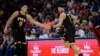Devin Booker (1) et Grayson Allen (8) des Phoenix Suns célèbrent leurs paniers contre la Nouvelle-Orléans, le 1er avril 2024. 