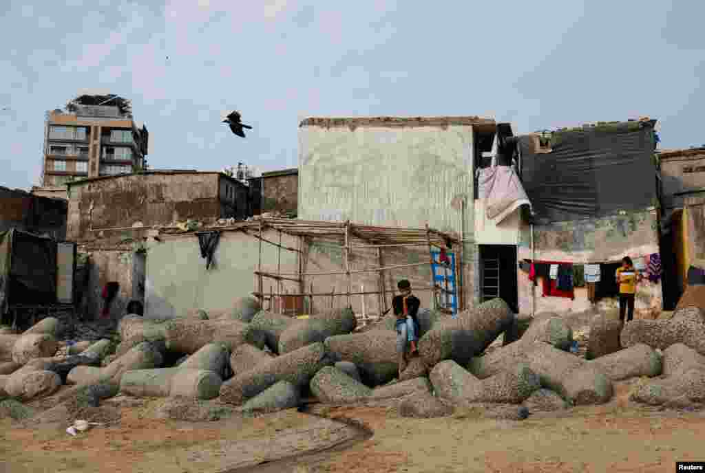 El cambio climático ha provocado sequías y altas temperaturas en algunos países e inundaciones en otros. En una playa de Mumbai, India, tuvieron que ser instaladas barricadas para evitar que las fuertes olas inunden las casas.&nbsp;
