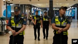 Petugas polisi menutup lokasi kejadian di dekat stasiun kereta bawah tanah di Seongnam, Korea Selatan, Kamis, 3 Agustus 2023. (Foto: AP)