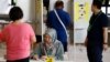 Para pemilih bersiap memberikan suaranya di tempat pemungutan suara saat pemilihan presiden di Singapura, 1 September 2023. (Foto: REUTERS/Edgar Su)