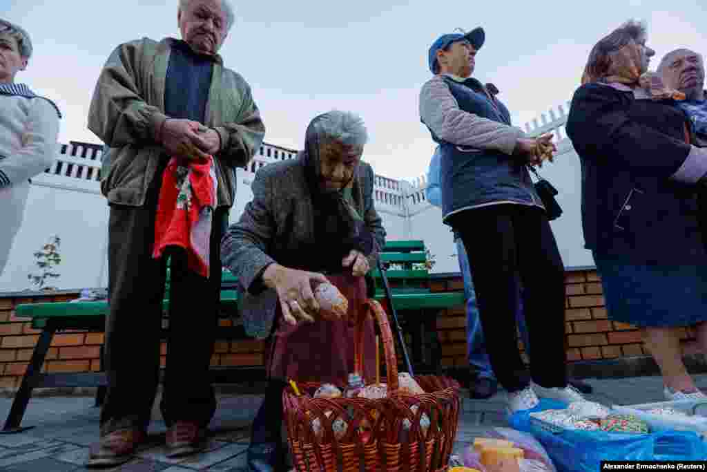 Los creyentes preparon pasteles y huevos de Pascua tradicionales para bendecirlos durante las celebraciones ortodoxas de Pascua en Mariupol, Ucrania controlada por Rusia, el 5 de mayo de 2024.