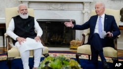 হোয়াইট হাউজের ওভাল অফিসে ভারতের প্রধানমন্ত্রী নরেন্দ্র মোদি এবং যুক্তরাষ্ট্রের প্রেসিডেন্ট জো বাইডেন। ২৪ সেপ্টেম্বর ২০২১।