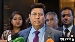  ফাইল ছবি-সাংবাদিকদের সঙ্গে আলাপকালে পররাষ্ট্রমন্ত্রী আব্দুল মোমেন