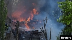 ইউক্রেনের নিপ্রোতে রুশ ক্ষেপণাস্ত্র হামলায় ব্যাপকভাবে ক্ষতিগ্রস্ত একটি ক্লিনিকে একজন উদ্ধারকর্মী কাজ করছেন; ২৬ মে ২০২৩। 