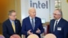 Tổng thống Mỹ Joe Biden và CEO của Intel Pat Gelsinger (trái) thăm cơ sở Intel Ocotillo, bang Arizona, 20/3/2024 (REUTERS/Kevin Lamarque).