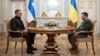 Tổng thống Phần Lan Alexander Stubb (trái) và người đồng cấp Ukraine Volodymyr Zelenskyy.