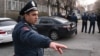 Сотрудники правоохранительных органов Армении стоят у здания полицейского участка 