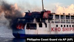 Asap keluar dari kapal feri Filipina M/V Esperanza Star saat terbakar di perairan Panglao, Provinsi Bohol, Filipina tengah pada Minggu, 18 Juni 2023. (Philippine Coast Guard via AP)