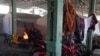 দক্ষিণাঞ্চলীয় গাজিয়ান্তেপ-এর ইসলাহিয়ে অঞ্চলে আশ্রয়কেন্দ্র হিসেবে ব্যবহৃত একটি মার্কেটের সামনে আগুন ধরিয়ে গা গরম করছেন সিরিয়ার শরণার্থীরা; (ফাইল ফটো) ১১ ফেব্রুয়ারি ২০২৩।