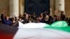 En París, frente a la universidad de la Sorbona, estudiantes se sumaron a las manifestaciones que piden el fin de la guerra entre Israel y Hamás. &nbsp;Participantes sostienen una bandera palestina, como muestra de apoyo a los palestinos en Gaza.&nbsp;