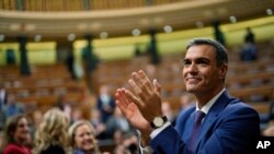 Perdana Menteri Spanyol Pedro Sanchez ketika terpilih oleh anggota parlemen untuk membentuk pemerintahan baru dalam sebuah sesi di Gedung Parlemen Spanyol di Madrid, pada 16 November 2023. (Foto: AP/Manu Fernandez)