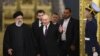 Presiden Rusia Vladimir Putin, tengah, menyambut Presiden Iran Ebrahim Raisi, kiri, untuk pembicaraan di Kremlin di Moskow, 7 Desember 2023. (Pool Photo via AP)