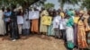 Les parents des filles de Chibok enlevées tiennent des photos de leurs filles lors d'une commémoration en 2019, cinq ans après leur enlèvement par Boko Haram.