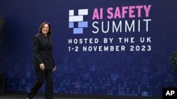 Wakil Presiden AS Kamala Harris hadir dalam konferensi Keamanan Kecerdasan Buatan di Bletchley, Inggris, pada 2 November 2023. (Foto: Leon Neal/Pool via AP)