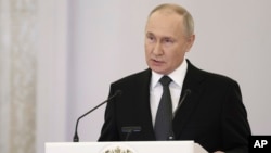 Presiden Rusia Vladimir Putin menyampaikan pidato di St. George Hall, Istana Kremlin, Moskow, 8 Desember 2023. 