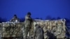 Anggota militer Ukraina membongkar kiriman bantuan militer dari AS di Bandara Internasional Boryspil di luar Kota Kyiv, pada 5 Februari 2022. (Foto: Reuters/Valentyn Ogirenko)