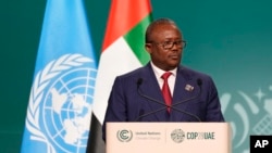 Presiden Guinea Bissau Umaro Sissoco Embalo berbicara dalam sidang paripurna pada Konferensi Iklim PBB, COP28, di Dubai, pada 1 Desember 2023. (Foto: AP/Peter Dejong)