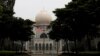 Bendera nasional Malaysia berkibar di depan Pengadilan Federal pada hari yang berkabut di Putrajaya, Malaysia, 6 Oktober 2015. (REUTERS/Olivia Harris)