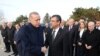 Presiden Turki Recep Tayyip Erdogan (kiri, depan) menjabat tangan pemimpin baru Partai Rakyat Republik (CHP) Ozgur Ozel ketika keduanya menghadiri sebuah acara di Ankara, Turki, pada 10 November 2023. (Foto: Murat Cetinmuhurdar/PPO/Handout via Reuters)