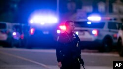 Polisi sedang memantau lokasi penembakan di Rumah Sakit New Hampshire Jumat, 17 November 2023. (Foto: via AP)