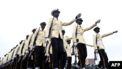 Anggota militer Nigeria berbaris dalam acara pelantikan Presiden Nigeria Bola Tinubu, di Abuja, Nigeria, pada 29 Mei 2023. (Foto: AFP/Kola Sulaimon)