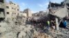 Warga Palestina memeriksa kerusakan bangunan yang hancur akibat serangan udara Israel di kamp pengungsi Jabaliya di pinggiran Kota Gaza, Selasa, 31 Oktober 2023. (Foto: AP)