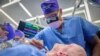 Eduardo D. Rodriguez mempersiapkan Aaron James dari Hot Springs, Arkansas, untuk transplantasi bola mata secara keseluruhan, yang pertama di dunia, di NYU Langone, New York City, AS, 27 Mei 2023. (Joe Carotta/NYU Langone Health/Handout via REUTERS)