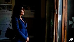 Carla Segovia, seorang transpuan dari Argentina, berjalan keluar dari Gereja Paroki Beata Vergine Immacolata di Torvaianica, Italia, pada 16 November 2023. (Foto: AP/Andrew Medichini)