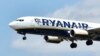 FILE - Pesawat Boeing 737-8AS milik maskapai penerbangan Ryanair bersiap mendarat di bandara El Prat, Barcelona, 1 Juli 2022. (Pau BARRENA/AFP)