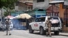Des policiers lancent des gaz lacrymogènes à des manifestants lors d'une manifestation, Port-au-Prince, Haïti, le 14 août 2023. 