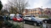 Polisi berjaga di luar sebuah sekolah di distrik Blankenese, Hamburg, Jerman utara, 8 November 2023. (DANIEL REINHARDT / AFP)