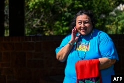 Roxanna Foster, Direktur Rock the Native Vote di sebuah taman di Oklahoma City, Oklahoma, 30 September 2023. (CHANDAN KHANNA / AFP)