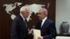 Kepala Kebijakan Luar Negeri Uni Eropa Josep Borrell (kiri) berbicara dengan Perdana Menteri Palestina Mohammad Shtayyeh di kantornya di kota Ramallah di Tepi Barat, 17 November 2023. (Nasser Nasser / POOL / AFP)