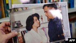 资料图片：2023年12月5日，伊朗新闻记者塔吉·拉赫玛尼展示妻子纳尔吉斯·穆罕默迪的照片。纳格斯·穆罕默德是伊朗人权运动人士、2023年诺贝尔和平奖得主。（法新社）