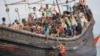 Pengungsi Rohingya yang baru tiba terdampar di perahu karena masyarakat sekitar memutuskan untuk tidak mengizinkan mereka mendarat setelah memberikan air dan makanan di Pineung, Aceh, 16 November 2023. (Foto: AMANDA JUFRIAN/AFP)