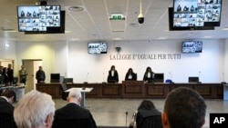 Hakim ketua Brigida Cavasino (tengah), membacakan putusan persidangan bagi ratusan orang yang dituduh menjadi anggota sindikat kejahatan terorganisir 'Ndrangheta Italia, di Lamezia Terme, Italia selatan, 20 November 2023.