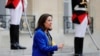 Menteri Pertahanan Spanyol Margarita Robles berjalan meninggalkan Istana Elysee di Paris, pada 14 Juli 2019. (Foto: AP/Kamil Zihnioglu) 