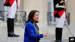 Menteri Pertahanan Spanyol Margarita Robles berjalan meninggalkan Istana Elysee di Paris, pada 14 Juli 2019. (Foto: AP/Kamil Zihnioglu) 