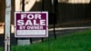 Tanda "dijual" dipasang di luar sebuah rumah di Northbrook, Illinois, 21 September 2022. Dana Moneter Internasional memangkas proyeksi pertumbuhan ekonomi untuk 2023 menjadi 2.7%.