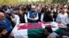 Ribuan pelayat menghadiri pemakaman wartawan senior Pakistan Arshad Sharif, di Islamabad, pada 27 Oktober 2022. Sharif tewas ditembak oleh polisi Nairobi dalam kasus salah sasaran di Kenya. (Foto: AP/Anjum Naveed)