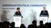 Presiden Prancis Emmanuel Macron (kiri) dan Perdana Menteri Ceko Petr Fiala berbicara dalam konferensi pers setelah melangsungkan pertemuan Masyarakat Politik Eropa di Praha, Ceko, pada 6 Oktober 2022. (Foto: AP/Petr David Josek)