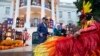 Presiden Joe Biden dan ibu negara Jill Biden memberikan suguhan untuk trick-or-treaters pada perayaan Halloween di South Lawn Gedung Putih, Washington, D.C., Senin, 31 Oktober 2022. (Foto AP/Alex Brandon)