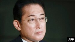 Perdana Menteri Jepang Fumio Kishida memberikan keterangan kepada media di kantor perdana menteri di Tokyo pada 24 Oktober 2022. ( JIJI Press / AFP)