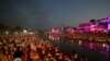 Orang-orang menyalakan lampu di tepi sungai Saryu di Ayodhya, India, Minggu, 23 Oktober 2022. Lebih dari 15.000.000 lampu tanah dinyalakan di sepanjang tepi Sungai Saryu, saat jutaan orang di seluruh Asia merayakan Diwali, umat Hindu Festival Lampu. (Foto AP/Rajesh Kumar Singh)