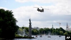 Архів: Гелікоптер Армії США здійснює політ поблизу Гамбурга
