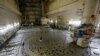 Seorang pekerja tampak berdiri di salah satu area reaktor di dalam pembangkit listrik tenaga nuklir Chernobyl di Chernobyl, Ukraina, pada 25 Maret 2021. (Foto: Reuters/Gleb Garanich)