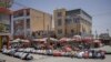 Warga muslim melaksanakan salat Jumat di area jalanan di Hargeisa, Somaliland, pada 11 Februari 2022. (Foto: AP/Brian Inganga)