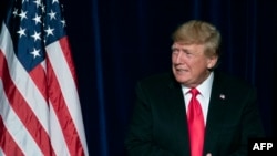Mantan Presiden AS Donald Trump naik ke panggung di Las Vegas, 8 Juli 2022. (Foto: AFP)